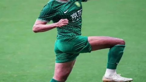 莱万逆势救主，跻身梅罗之列，巴萨破解困境夺冠，西甲格局剧变。